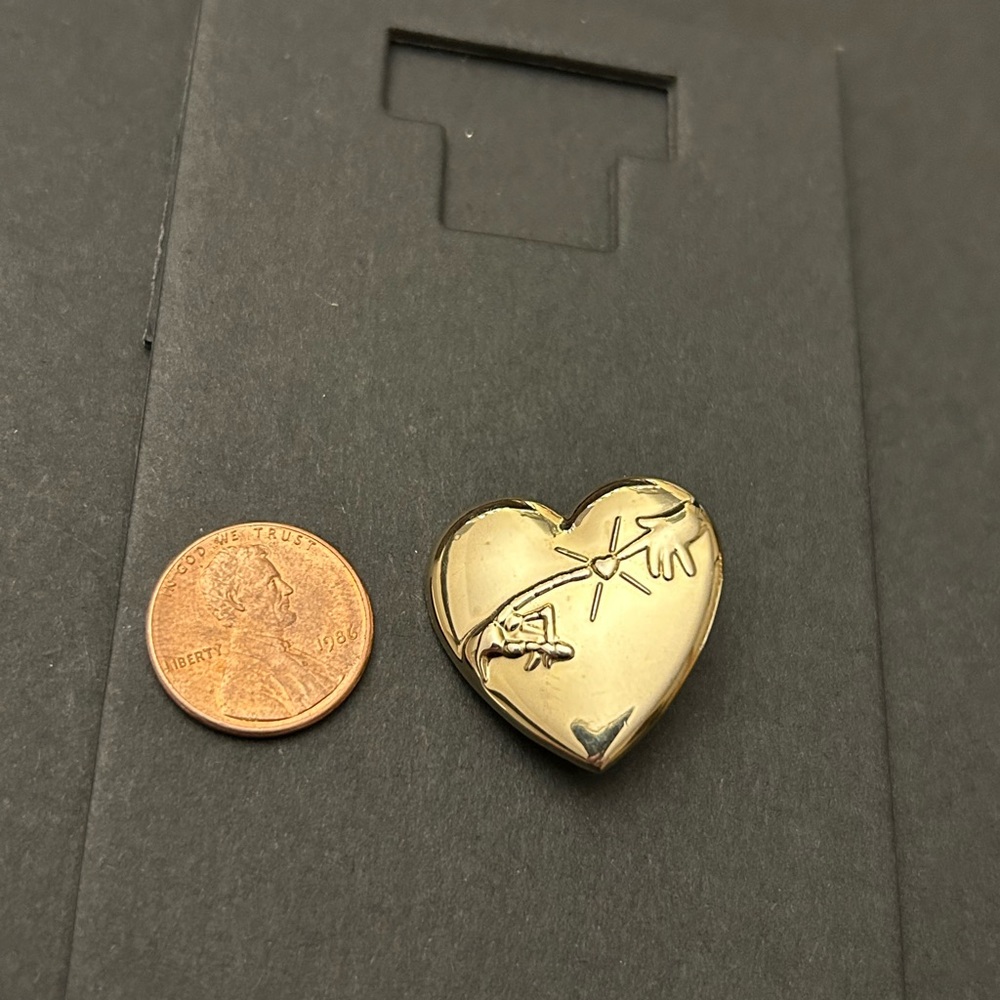 Gold heart brooch